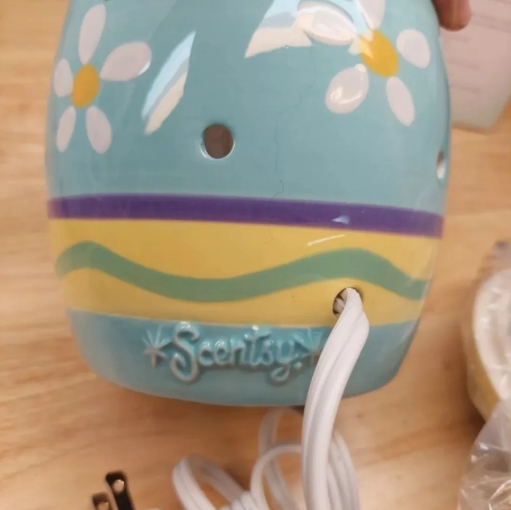 Scentsy Rare Retired Easter Egg Plug in Light up Wax WARMER New open box